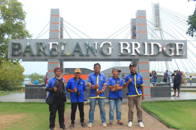 
					Fotografer yang bekerja di kawasan wisata Dendang Melayu terbagi dalam dua grup.
Foto: Atika/HarianHaluanKepri