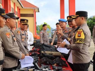 Kapolres Kepulauan Anambas, AKBP Raden Ricky Pratidiningrat, bersama Wakapolres Kompol Hendrianto, memimpin apel pengecekan senjata api. (ist)