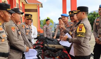 Kapolres Kepulauan Anambas, AKBP Raden Ricky Pratidiningrat, bersama Wakapolres Kompol Hendrianto, memimpin apel pengecekan senjata api. (ist)