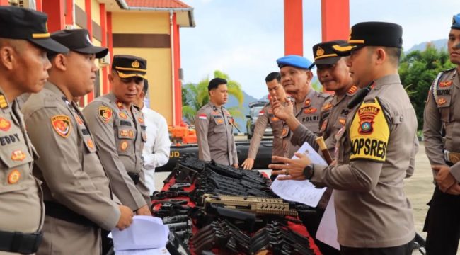 Kapolres Kepulauan Anambas, AKBP Raden Ricky Pratidiningrat, bersama Wakapolres Kompol Hendrianto, memimpin apel pengecekan senjata api. (ist)