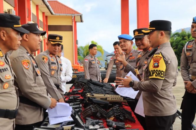 
					Kapolres Kepulauan Anambas, AKBP Raden Ricky Pratidiningrat, bersama Wakapolres Kompol Hendrianto, memimpin apel pengecekan senjata api. (ist)