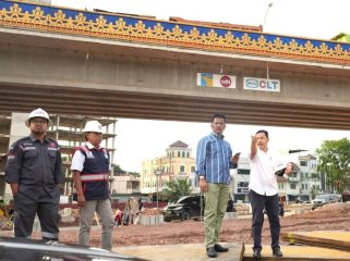 Kepala BP Batam Muhammad Rudi, melakukan peninjauan pembangunan akhir Proyek Flyover Laksamana Ladi atau Flyover Sei Ladi. (ist)