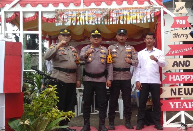 
					Kapolsek Tanjungpinang Timur AKP Sugiono beserta jajarannya, foto bersama sembari himbauan Kantibmas jelas Perayaan Nataru, Senin (30/12/2024)