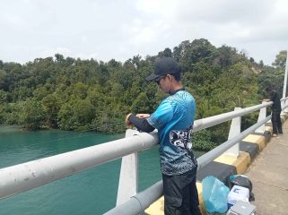 Hendri Perhutan, seorang warga Muka Kuning yang sedang memancing di Jembatan Barelang.
Foto:Atika/HarianHaluanKepri