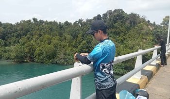 Hendri Perhutan, seorang warga Muka Kuning yang sedang memancing di Jembatan Barelang.
Foto:Atika/HarianHaluanKepri