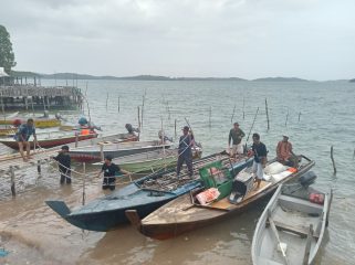   Warga saat mempersiapkan acara pesta di sebuah pulau.
Foto: Atika/HarianHaluanKepri