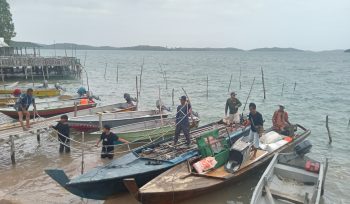   Warga saat mempersiapkan acara pesta di sebuah pulau.
Foto: Atika/HarianHaluanKepri