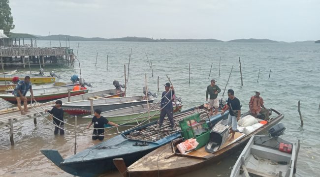   Warga saat mempersiapkan acara pesta di sebuah pulau.
Foto: Atika/HarianHaluanKepri