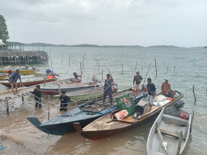 
					  Warga saat mempersiapkan acara pesta di sebuah pulau.
Foto: Atika/HarianHaluanKepri