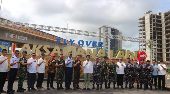 Kepala BP Batam, Muhammad Rudi, meresmikan Flyover Laksamana Ladi pada Selasa.
Foto: Atika/HarianHaluanKepri