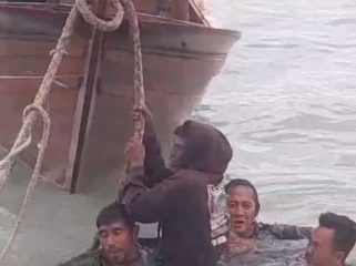 Tim gabungan Unit Siaga SAR Lingga saat melakukan evakuasi Rahmin (45), korban nelayan hilang kontak terapung di laut, Kamis (02/01/2025)