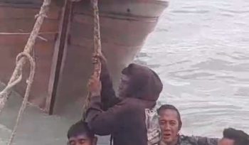 Tim gabungan Unit Siaga SAR Lingga saat melakukan evakuasi Rahmin (45), korban nelayan hilang kontak terapung di laut, Kamis (02/01/2025)