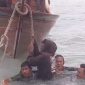 Tim gabungan Unit Siaga SAR Lingga saat melakukan evakuasi Rahmin (45), korban nelayan hilang kontak terapung di laut, Kamis (02/01/2025)