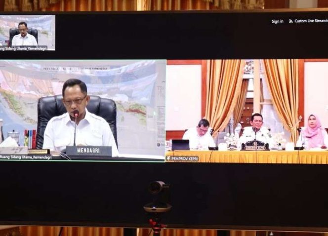 
					Gubernur Kepri bersama Mendagri saat Virtual zoom dalam penataan tenaga non-ASN, Rabu (8/1)