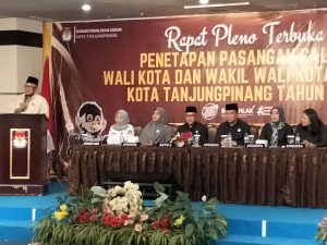 Rapat Pleno Terbuka KPU atas Penetapan Wali Kota dan Wakil Wali Kota Terpilih pada Pilkada Tanjungpinang 2024 di Ballroom Hotel CK Tanjungpinang, Kamis (09/01/2025).(foto Asfanel)