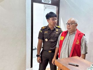 Tersangka BS selaku PPK proyek pembangunan Puskesmas Kecamatan Siantan Selatan, saat digiring Kasi Intel Kejari Anambas, Bambang Wiratdany, SH MH guna dilakukan penahanan, Kamis (09/01/2025)