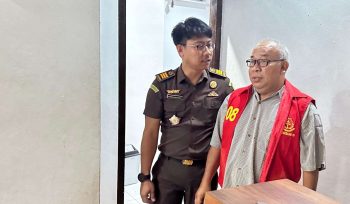 Tersangka BS selaku PPK proyek pembangunan Puskesmas Kecamatan Siantan Selatan, saat digiring Kasi Intel Kejari Anambas, Bambang Wiratdany, SH MH guna dilakukan penahanan, Kamis (09/01/2025)