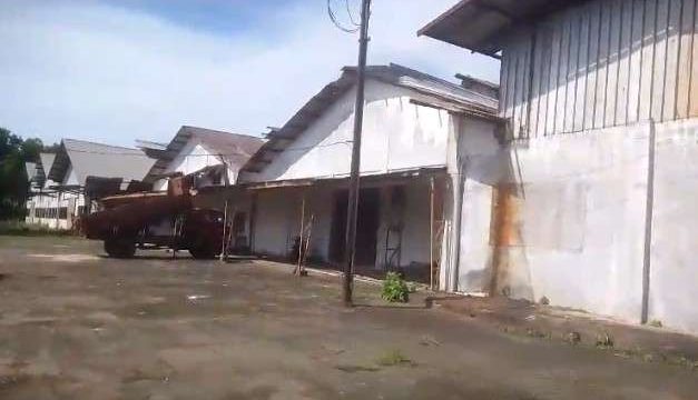 Kondisi Sebagian Bangunan Pabrik Busana di Jalan Rawa Sari Kota Tanjungpinang, Milik ARBAIN yang menjadi Sengketa dengan Hai Seng yang saat ini cukup memprihatinkan akibat lama tidak beraktivitas 