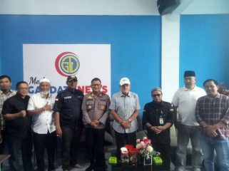 Foto bersama usai Grand Opening media GARDATVNEWS, terletak di Ruko Lantai 2 di samping Kedai Kopi Kita, Jalan WR Supratman KM 8 Kota Tanjungpinang, Sabtu (11/01/2025).
 