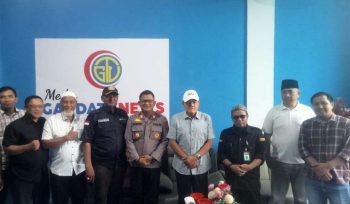 Foto bersama usai Grand Opening media GARDATVNEWS, terletak di Ruko Lantai 2 di samping Kedai Kopi Kita, Jalan WR Supratman KM 8 Kota Tanjungpinang, Sabtu (11/01/2025).
 