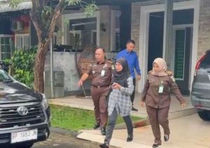 Tim intelejen Kejari Batam saat mengamankan Roliati, buronan yang masuk ke dalam Daftar Pencarian Orang (DPO) kasus tindak Pidana Pencurian, Senin (13/01/2025).