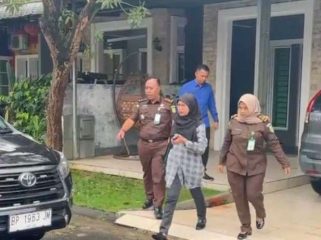 Tim intelejen Kejari Batam saat mengamankan Roliati, buronan yang masuk ke dalam Daftar Pencarian Orang (DPO) kasus tindak Pidana Pencurian, Senin (13/01/2025).