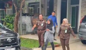 Tim intelejen Kejari Batam saat mengamankan Roliati, buronan yang masuk ke dalam Daftar Pencarian Orang (DPO) kasus tindak Pidana Pencurian, Senin (13/01/2025).