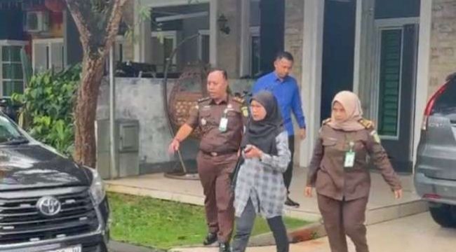 Tim intelejen Kejari Batam saat mengamankan Roliati, buronan yang masuk ke dalam Daftar Pencarian Orang (DPO) kasus tindak Pidana Pencurian, Senin (13/01/2025).