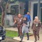 Tim intelejen Kejari Batam saat mengamankan Roliati, buronan yang masuk ke dalam Daftar Pencarian Orang (DPO) kasus tindak Pidana Pencurian, Senin (13/01/2025).