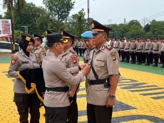 Kapolresta Tanjungpinang Kombes Pol Hamam Wahyudi saat memimpin Sertijab Kabag SDM dan Kapolsek KKP Sri Bintan Pura di Lapangan Mapolresta Tanjungpinang, Senin (13/01/2025).