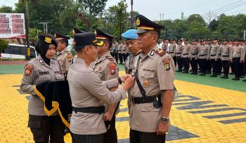 Kapolresta Tanjungpinang Kombes Pol Hamam Wahyudi saat memimpin Sertijab Kabag SDM dan Kapolsek KKP Sri Bintan Pura di Lapangan Mapolresta Tanjungpinang, Senin (13/01/2025).