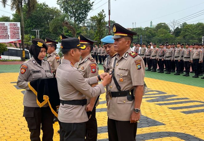 
					Kapolresta Tanjungpinang Kombes Pol Hamam Wahyudi saat memimpin Sertijab Kabag SDM dan Kapolsek KKP Sri Bintan Pura di Lapangan Mapolresta Tanjungpinang, Senin (13/01/2025).