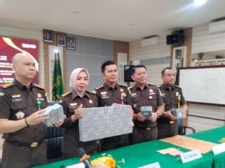 Plt Kepala Kejaksaan Negeri (Kajari) Tanjungpinang, Atik Rusmiaty Ambarsari, SH.,MH didampingi
Kasi Pidsus Kejari Tanjungpinang, Roy Huffington Harahap SH MH dan Kasi Intel, Senopati SH MH saat menunjukkan eksekusi uang korupsi sebesar Rp.663.950.000, pada sejumlah awak media saat konferensi pers, Rabu (15/01/2025).

