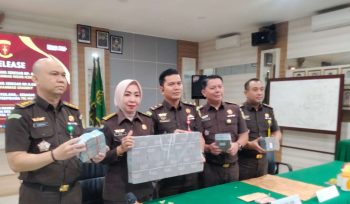 Plt Kepala Kejaksaan Negeri (Kajari) Tanjungpinang, Atik Rusmiaty Ambarsari, SH.,MH didampingi
Kasi Pidsus Kejari Tanjungpinang, Roy Huffington Harahap SH MH dan Kasi Intel, Senopati SH MH saat menunjukkan eksekusi uang korupsi sebesar Rp.663.950.000, pada sejumlah awak media saat konferensi pers, Rabu (15/01/2025).

