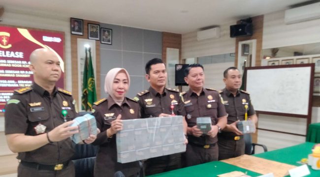 Plt Kepala Kejaksaan Negeri (Kajari) Tanjungpinang, Atik Rusmiaty Ambarsari, SH.,MH didampingi
Kasi Pidsus Kejari Tanjungpinang, Roy Huffington Harahap SH MH dan Kasi Intel, Senopati SH MH saat menunjukkan eksekusi uang korupsi sebesar Rp.663.950.000, pada sejumlah awak media saat konferensi pers, Rabu (15/01/2025).

