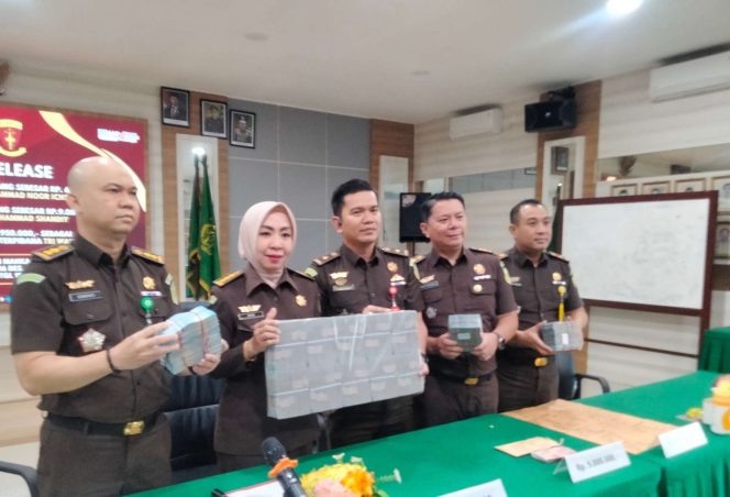 
					Plt Kepala Kejaksaan Negeri (Kajari) Tanjungpinang, Atik Rusmiaty Ambarsari, SH.,MH didampingi
Kasi Pidsus Kejari Tanjungpinang, Roy Huffington Harahap SH MH dan Kasi Intel, Senopati SH MH saat menunjukkan eksekusi uang korupsi sebesar Rp.663.950.000, pada sejumlah awak media saat konferensi pers, Rabu (15/01/2025).

