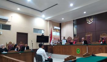 Terdakwa Haryadi selaku PPK Pembangunan Fasilitas Pelabuhan Laut Tanjung Mocoh Tahap V Dompak saat mendengarkan dakwah JPU bersama terdakwa Abdurrahim Kasim Djou selaku Direktur PT Ikhlas Maju Sejahtera digelar secara terpisah di Pengadilan Tipikor pada Pengadilan Negeri Tanjungpinang, Kamis (16/01/2025).

 

