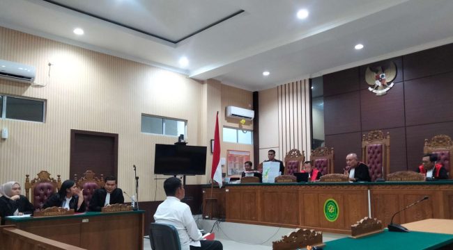 Terdakwa Haryadi selaku PPK Pembangunan Fasilitas Pelabuhan Laut Tanjung Mocoh Tahap V Dompak saat mendengarkan dakwah JPU bersama terdakwa Abdurrahim Kasim Djou selaku Direktur PT Ikhlas Maju Sejahtera digelar secara terpisah di Pengadilan Tipikor pada Pengadilan Negeri Tanjungpinang, Kamis (16/01/2025).

 

