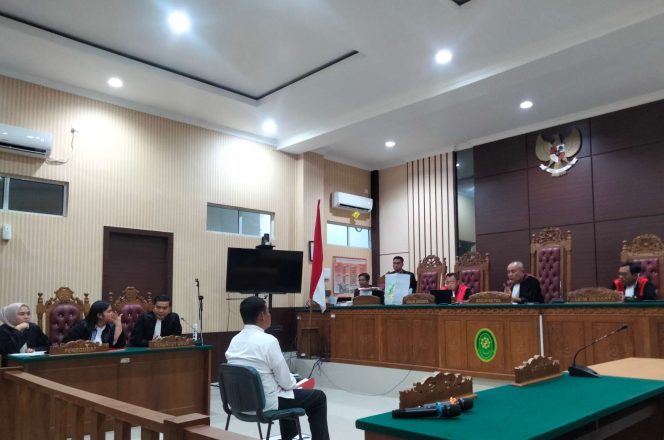 
					Terdakwa Haryadi selaku PPK Pembangunan Fasilitas Pelabuhan Laut Tanjung Mocoh Tahap V Dompak saat mendengarkan dakwah JPU bersama terdakwa Abdurrahim Kasim Djou selaku Direktur PT Ikhlas Maju Sejahtera digelar secara terpisah di Pengadilan Tipikor pada Pengadilan Negeri Tanjungpinang, Kamis (16/01/2025).

 

