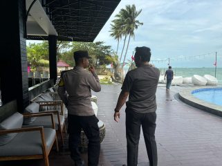 Bhabinkamtibmas Desa Teluk Bakau Kecamatan Gunung Kijang Brigadir Polisi Heru Prasetyo saat tinjau lokasi guna memberikan dan antisipasi kemunculan buaya dipesisir Pantai Desa binaannya, pada Jumat (17/1/2025).