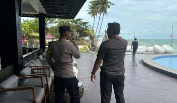 Bhabinkamtibmas Desa Teluk Bakau Kecamatan Gunung Kijang Brigadir Polisi Heru Prasetyo saat tinjau lokasi guna memberikan dan antisipasi kemunculan buaya dipesisir Pantai Desa binaannya, pada Jumat (17/1/2025).