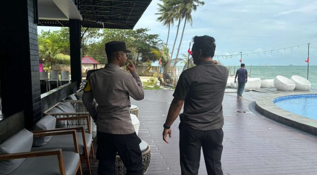 Bhabinkamtibmas Desa Teluk Bakau Kecamatan Gunung Kijang Brigadir Polisi Heru Prasetyo saat tinjau lokasi guna memberikan dan antisipasi kemunculan buaya dipesisir Pantai Desa binaannya, pada Jumat (17/1/2025).