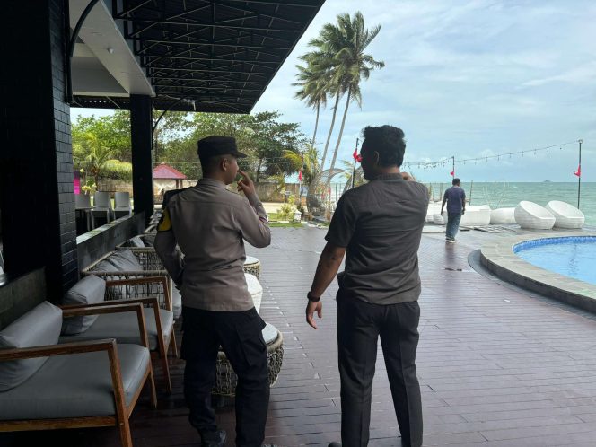 
					Bhabinkamtibmas Desa Teluk Bakau Kecamatan Gunung Kijang Brigadir Polisi Heru Prasetyo saat tinjau lokasi guna memberikan dan antisipasi kemunculan buaya dipesisir Pantai Desa binaannya, pada Jumat (17/1/2025).