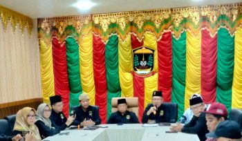 Ketua III LAM Kepri, Zamzami A. Karim didampingi sejumlah pengurus lainnya dalam konferensi pers terkait PAW Ketua LAM Kepri, berlangsung di Gudang LAM  Balai Adat Seri Indera Sakti Kawasan Taman Gurindam 12 Kota Tanjungpinang, Sabtu (18/01/2025).
