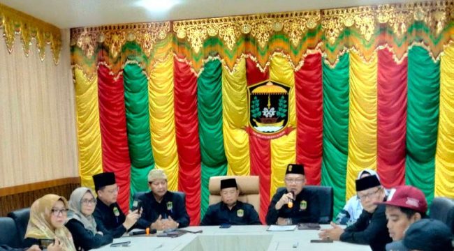 Ketua III LAM Kepri, Zamzami A. Karim didampingi sejumlah pengurus lainnya dalam konferensi pers terkait PAW Ketua LAM Kepri, berlangsung di Gudang LAM  Balai Adat Seri Indera Sakti Kawasan Taman Gurindam 12 Kota Tanjungpinang, Sabtu (18/01/2025).
