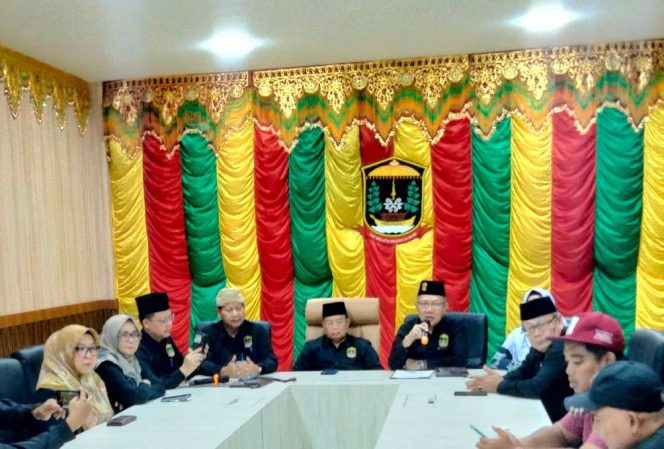 
					Ketua III LAM Kepri, Zamzami A. Karim didampingi sejumlah pengurus lainnya dalam konferensi pers terkait PAW Ketua LAM Kepri, berlangsung di Gudang LAM  Balai Adat Seri Indera Sakti Kawasan Taman Gurindam 12 Kota Tanjungpinang, Sabtu (18/01/2025).
