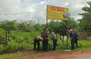 Kapolsek Tanjungpinang Timur AKP Sugiono beserta beberapa anggotanya saat memasang plang himbauan 
imbauan terkait kemunculan buaya disalah satu titik lokasi di Kelurahan Batu IX dan Waduk di jalan Srikaton Kampung Bangun Sari RT 03 RW 07 Kelurahan Pinang Kencana Kota Tanjungpinang, Sabtu (18/01/2025)
 