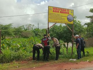 Kapolsek Tanjungpinang Timur AKP Sugiono beserta beberapa anggotanya saat memasang plang himbauan 
imbauan terkait kemunculan buaya disalah satu titik lokasi di Kelurahan Batu IX dan Waduk di jalan Srikaton Kampung Bangun Sari RT 03 RW 07 Kelurahan Pinang Kencana Kota Tanjungpinang, Sabtu (18/01/2025)
 