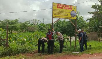 Kapolsek Tanjungpinang Timur AKP Sugiono beserta beberapa anggotanya saat memasang plang himbauan 
imbauan terkait kemunculan buaya disalah satu titik lokasi di Kelurahan Batu IX dan Waduk di jalan Srikaton Kampung Bangun Sari RT 03 RW 07 Kelurahan Pinang Kencana Kota Tanjungpinang, Sabtu (18/01/2025)
 