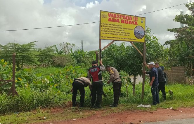 
					Kapolsek Tanjungpinang Timur AKP Sugiono beserta beberapa anggotanya saat memasang plang himbauan 
imbauan terkait kemunculan buaya disalah satu titik lokasi di Kelurahan Batu IX dan Waduk di jalan Srikaton Kampung Bangun Sari RT 03 RW 07 Kelurahan Pinang Kencana Kota Tanjungpinang, Sabtu (18/01/2025)
 